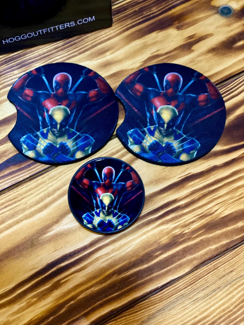 Puede incluir: Dos posavasos redondos negros y rojos con un gr&aacute;fico de Deadpool y Wolverine. Tambi&eacute;n se muestra un posavasos redondo m&aacute;s peque&ntilde;o con el mismo gr&aacute;fico.