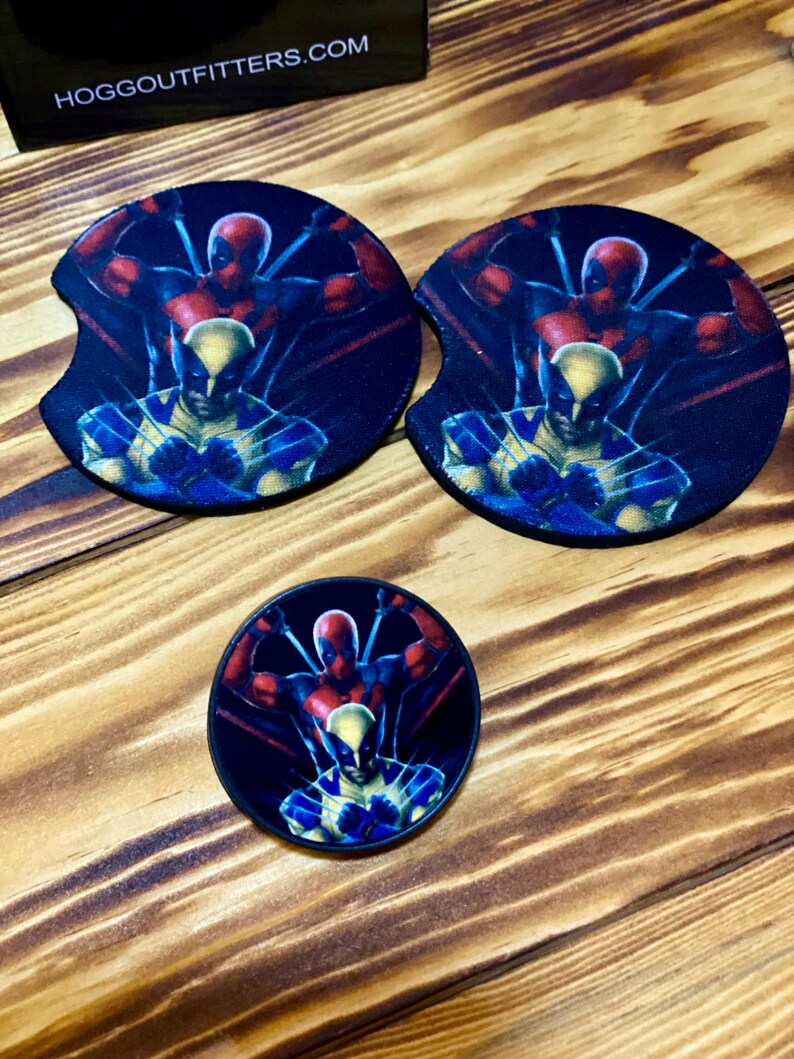 Puede incluir: Dos posavasos redondos negros con un gr&aacute;fico de Deadpool y Wolverine. Los posavasos presentan un esquema de color rojo y negro con un acento amarillo y azul. El tercer posavasos es un posavasos redondo negro m&aacute;s peque&ntilde;o con el mismo gr&aacute;fico.