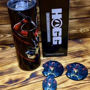 Puede incluir: Un vaso delgado de acero inoxidable de 591 ml con un dise&ntilde;o de Deadpool negro y rojo. El vaso viene con una tapa y tres posavasos a juego. La caja es negra con texto blanco que dice "HOGG 20 OZ SKINNY TUMBLER HOGGOUTFITTERS.COM".