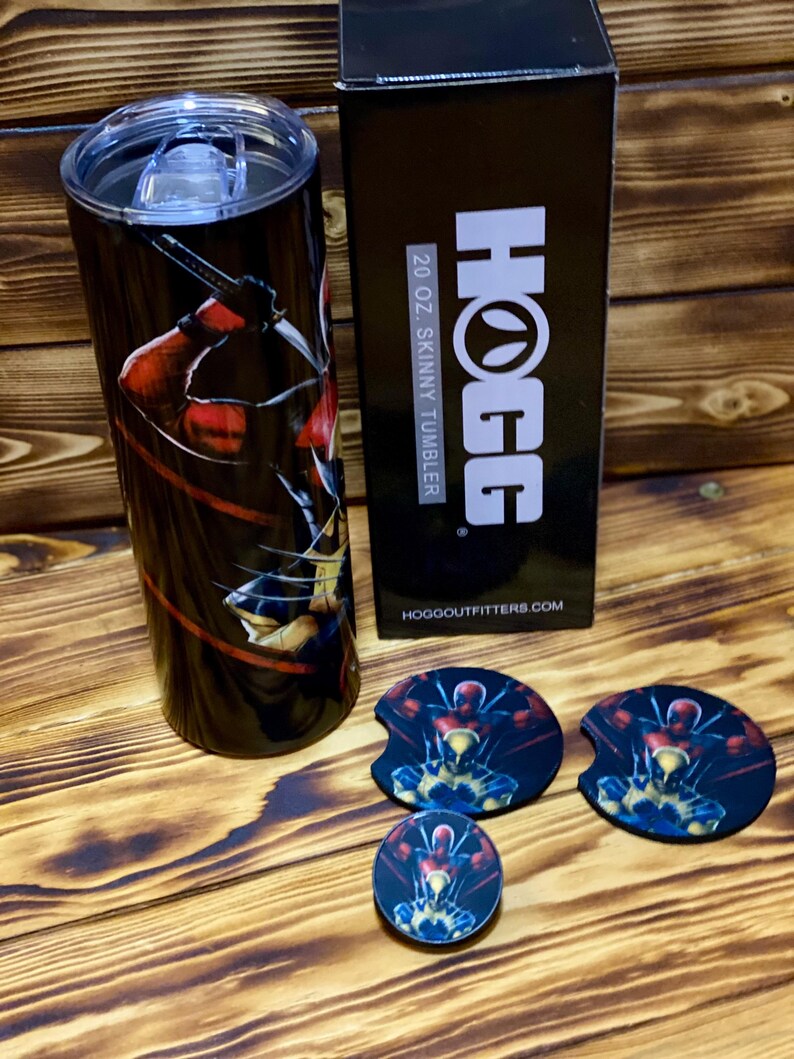 Puede incluir: Un vaso delgado de acero inoxidable de 591 ml con un dise&ntilde;o de Deadpool negro y rojo. El vaso viene con una tapa y tres posavasos a juego. La caja es negra con texto blanco que dice "HOGG 20 OZ SKINNY TUMBLER HOGGOUTFITTERS.COM".