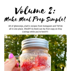 Peut inclure: Un bocal en verre avec un couvercle argent&eacute; rempli de flocons d'avoine, de lait et de fraises coup&eacute;es. Le bocal est tenu par une main avec du vernis &agrave; ongles rose. Le texte "Volume 2 : Make Meal Prep Simple !" est en haut de l'image. Le texte "All of @kenziejo_clark's recipes from Instagram and TikTok all in one place. ENJOY! & check out my first copy on Etsy Listings while you're here!!!!" est en dessous de l'image. Le texte "BY : KENZIE CLARK" est en bas de l'image.