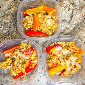 Peut inclure: Trois contenants en plastique transparent remplis d'un plat de viande hach&eacute;e, de fromage et de poivrons rouges et jaunes.