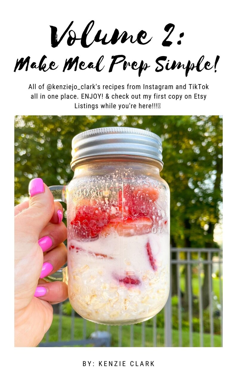 Peut inclure: Un bocal en verre avec un couvercle argent&eacute; rempli de flocons d'avoine, de lait et de fraises coup&eacute;es. Le bocal est tenu par une main avec du vernis &agrave; ongles rose. Le texte "Volume 2 : Make Meal Prep Simple !" est en haut de l'image. Le texte "All of @kenziejo_clark's recipes from Instagram and TikTok all in one place. ENJOY! & check out my first copy on Etsy Listings while you're here!!!!" est en dessous de l'image. Le texte "BY : KENZIE CLARK" est en bas de l'image.