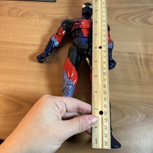Marvel 2000 Spiderman Figura de 11 pulgadas (variante) Totalmente posable púrpura negro rojo imagen 10