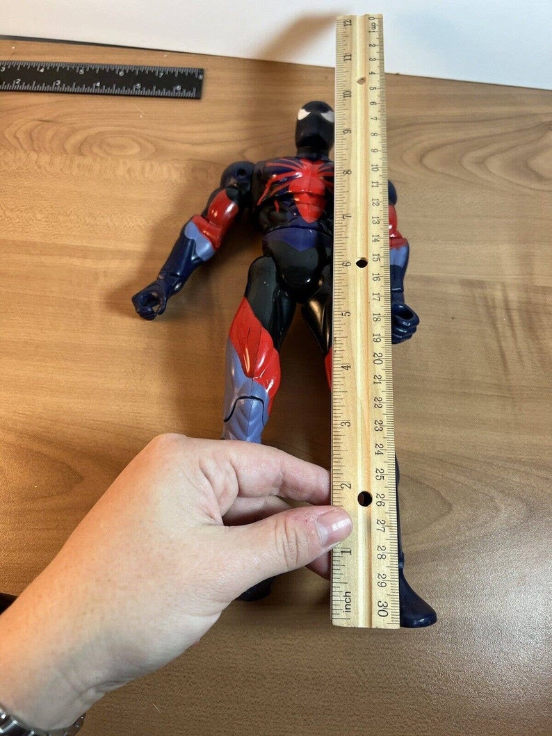 Marvel 2000 Spiderman Figura de 11 pulgadas (variante) Totalmente posable púrpura negro rojo imagen 10