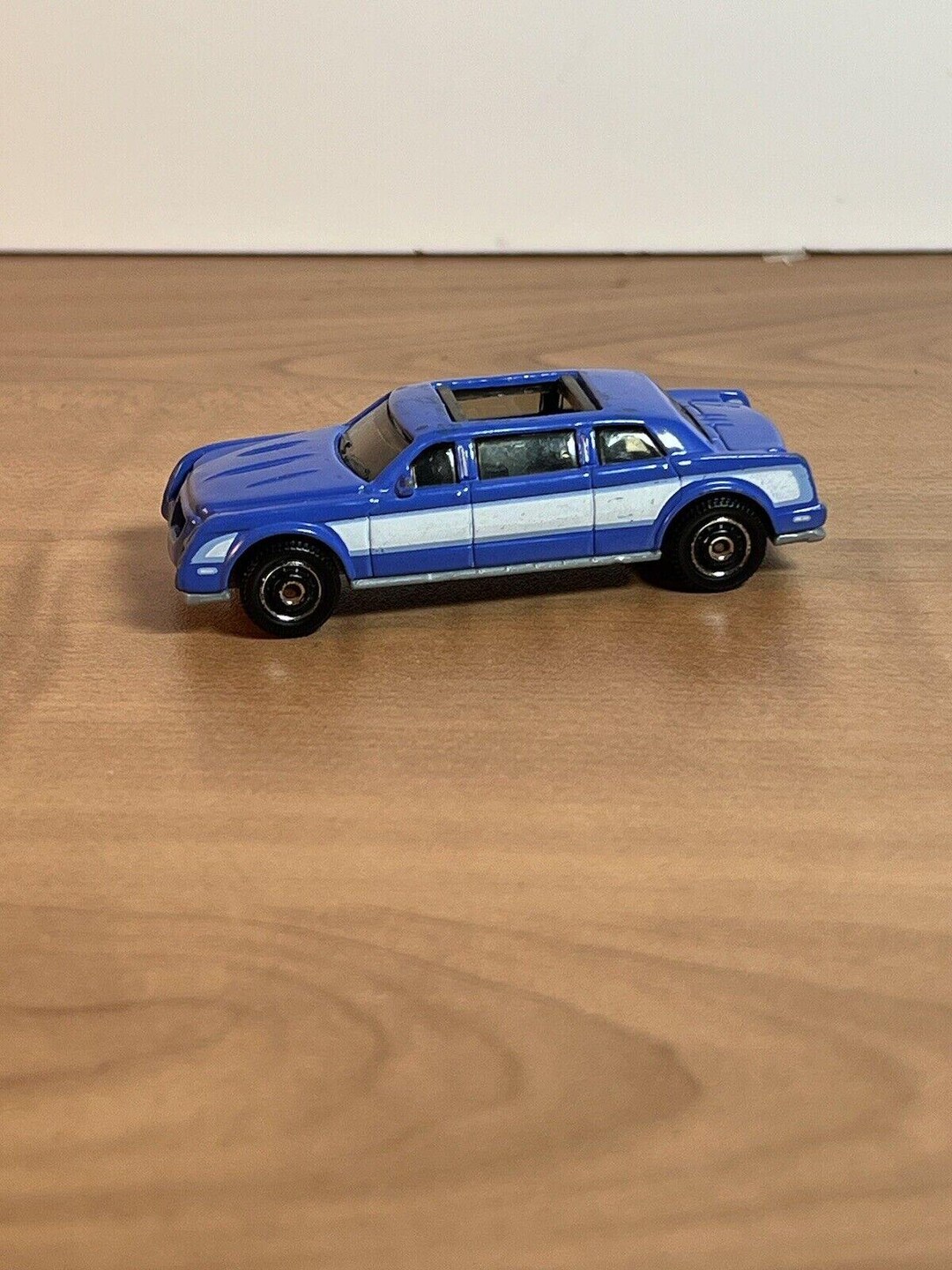 Collectible 2001 Matchbox MB537 Limousine - Periwinkle W/ White