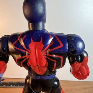 Marvel 2000 Spiderman Figura de 11 pulgadas (variante) Totalmente posable púrpura negro rojo imagen 7