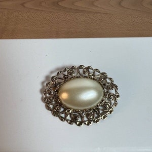 Vintage Brooch Gold Tone Faux Pearl 1.5&quot; Unbranded