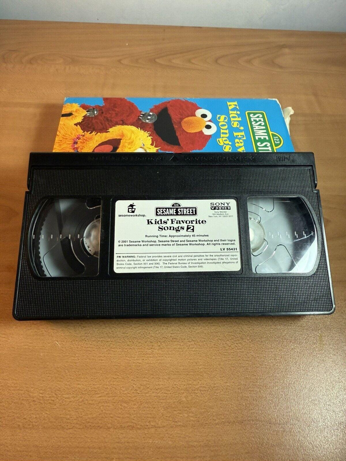 その他 Sesame Street - Kids Favorite Songs [VHS] [Import] p706p5g Sesame Street - Kids Favorite Songs [VHS] [Import] p706p5g