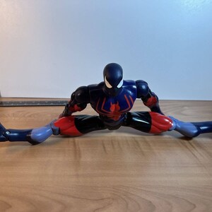 Marvel 2000 Spiderman Figura de 11 pulgadas (variante) Totalmente posable púrpura negro rojo imagen 8