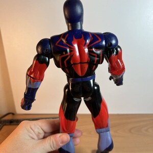 Marvel 2000 Spiderman Figura de 11 pulgadas (variante) Totalmente posable púrpura negro rojo imagen 6