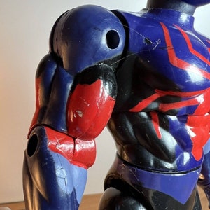 Marvel 2000 Spiderman Figura de 11 pulgadas (variante) Totalmente posable púrpura negro rojo imagen 5