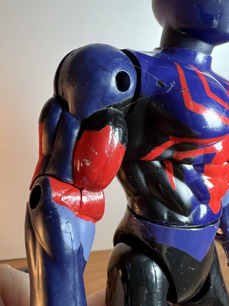 Marvel 2000 Spiderman Figura de 11 pulgadas (variante) Totalmente posable púrpura negro rojo imagen 5