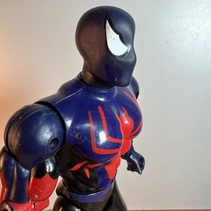 Marvel 2000 Spiderman Figura de 11 pulgadas (variante) Totalmente posable púrpura negro rojo imagen 4