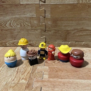 Lot of 7 Vintage Fisher Price Little People