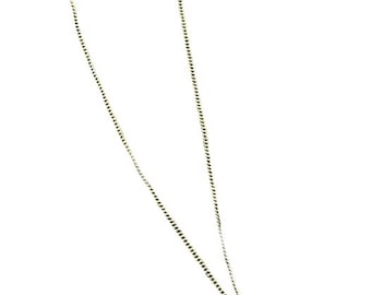 Può includere: Una collana con catena d'oro con un ciondolo d'oro raffigurante un personaggio dei cartoni animati.