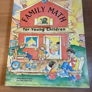 Puede incluir: Un libro infantil colorido titulado "Family Math for Young Children". La portada presenta una ilustración de una casa roja con niños y adultos. El título del libro está en letras grandes y en negrita. El libro está diseñado para niños pequeños.
