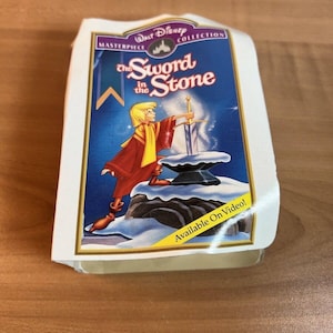 McDonald&#39;s Walt Disney Masterpiece Collection Sword in the Stone Merlín #6