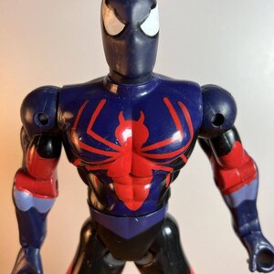 Marvel 2000 Spiderman Figura de 11 pulgadas (variante) Totalmente posable púrpura negro rojo imagen 2