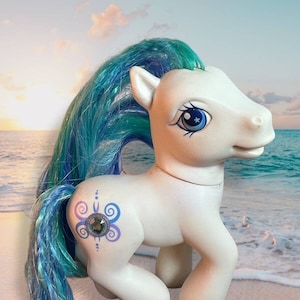 2003 HASBRO G3 My Little Pony Friendship Ball Jewel Pony Peri Winkle