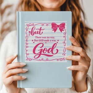 Könnte beinhalten: Hellblaues Notizbuch mit rosa Schleife und Text "but", "There was no way, But GOD made a way" und "God". Der Hintergrund hat blau-weiße Streifen.