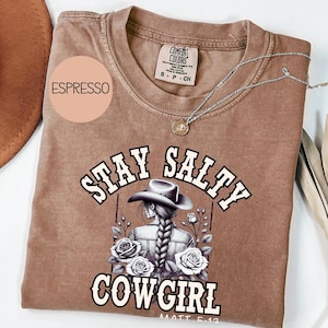 Christian western comfort kleur shirt, stay salty cowgirl shirt, western bijbelvers shirt, trendy landelijke kleding, cadeau voor cowgirl
