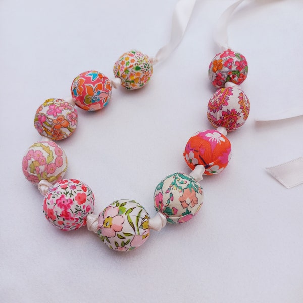 Collier de perles recouvert de tissu Liberty of London Floral Rose - Bijoux Textiles