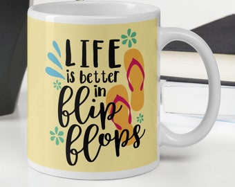 Taza de cerámica "La vida es mejor en chanclas" en dos tamaños / Taza con chanclas / Taza para la vida en la playa / Taza para las vacaciones /