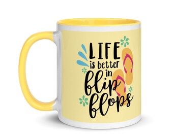 La vida es mejor en chanclas 11 oz. Taza de vacaciones de cerámica con mango colorido y en el interior