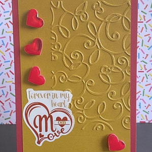 Carte de fête des mères heureuse I Super Mom Forever in My Heart I Embelli avec des coeurs et est en relief