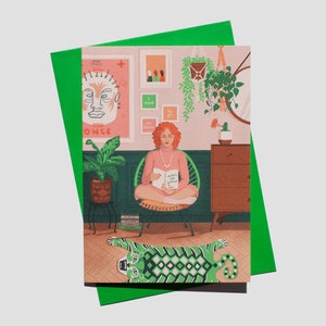 Carte de voeux - Femme blanche lisant un livre dans son salon rempli de plantes