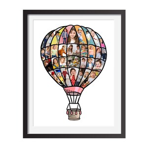Op de afbeelding: Een zwart ingelijst beeld met een witte achtergrond waarop een luchtballon te zien is die is gemaakt van veel kleine foto's van kinderen. De ballon is roze, blauw en geel met een zwarte omtrek. De ballon heeft een mandje onderaan.