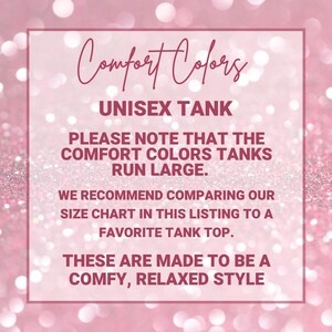 Pode incluir: Gr&aacute;fico rosa com as palavras "Comfort Colors" e "UNISEX TANK". O texto informa que os tanques s&atilde;o grandes e recomenda comparar a tabela de tamanhos com um top de tanque favorito. Os tanques s&atilde;o feitos para serem confort&aacute;veis e relaxados.