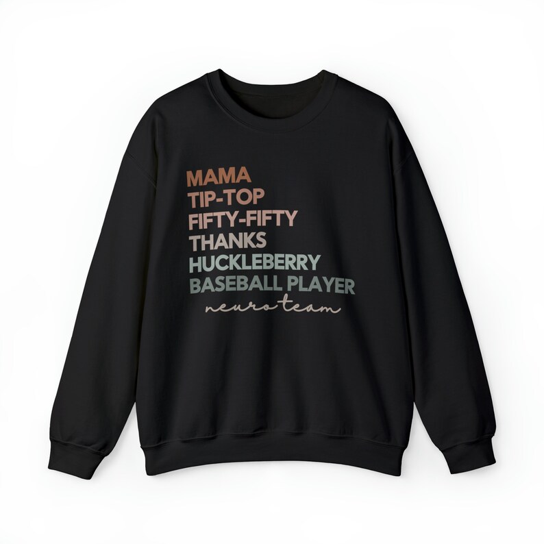 Puede incluir: Sudadera negra con un estampado gr&aacute;fico blanco que dice "Mama Tip-Top Fifty-Fifty Thanks Huckleberry Baseball Player Neuro Team".