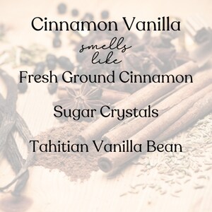 Puede incluir: Primer plano de varias especias, incluyendo canela en rama, vainas de vainilla y an&iacute;s estrellado. El texto "Cinnamon Vanilla" est&aacute; en la parte superior de la imagen, y el texto "smells like" est&aacute; debajo. Los textos "Fresh Ground Cinnamon", "Sugar Crystals" y "Tahitian Vanilla Bean" est&aacute;n listados debajo de las especias.