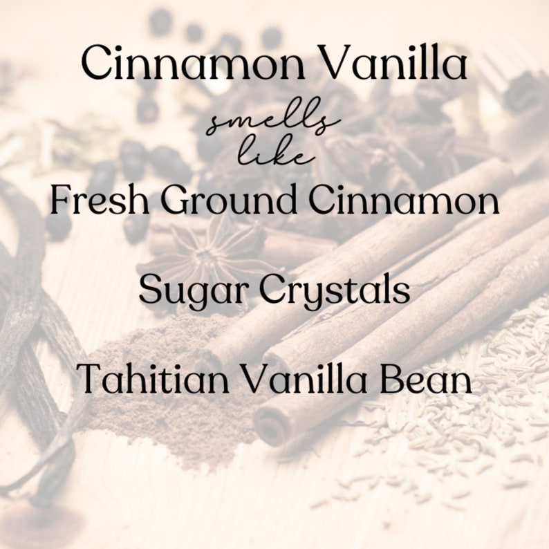 Puede incluir: Primer plano de varias especias, incluyendo canela en rama, vainas de vainilla y an&iacute;s estrellado. El texto "Cinnamon Vanilla" est&aacute; en la parte superior de la imagen, y el texto "smells like" est&aacute; debajo. Los textos "Fresh Ground Cinnamon", "Sugar Crystals" y "Tahitian Vanilla Bean" est&aacute;n listados debajo de las especias.