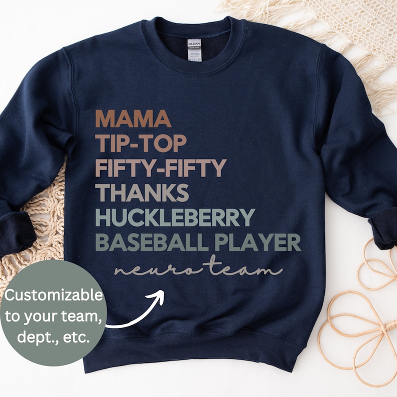 Puede incluir: Sudadera azul marino con el texto "MAMA TIP-TOP FIFTY-FIFTY THANKS HUCKLEBERRY BASEBALL PLAYER neuroteam" en un degradado de marr&oacute;n, naranja y verde. El texto es personalizable a tu equipo, departamento, etc.