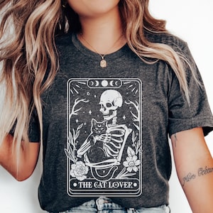 Chemise carte de tarot, chemise squelette et chat, cadeau pour maman chat, chemise chat noir, vêtements de sorcellerie, tarot de chat noir, chemise Whimsigoth, trucs de sorcellerie