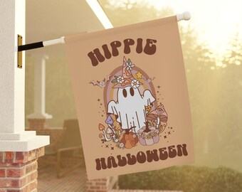 Peut inclure: Un drapeau de jardin rectangulaire beige avec le texte marron "HIPPIE HALLOWEEN" et un motif central représentant un fantôme blanc portant un chapeau de sorcière fleuri. Le design inclut un arc-en-ciel, des chauves-souris, des champignons et des citrouilles.
