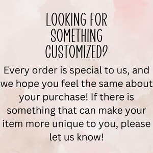 Puede incluir: Texto superpuesto sobre un fondo de acuarela rosa y blanco. El texto dice: "&iquest;Buscas algo personalizado? Cada pedido es especial para nosotros, y esperamos que sientas lo mismo por tu compra. Si hay algo que pueda hacer que tu art&iacute;culo sea m&aacute;s &uacute;nico para ti, por favor h&aacute;znoslo saber!"