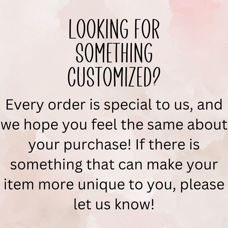 Puede incluir: Texto superpuesto sobre un fondo de acuarela rosa y blanco. El texto dice: "&iquest;Buscas algo personalizado? Cada pedido es especial para nosotros, y esperamos que sientas lo mismo por tu compra. Si hay algo que pueda hacer que tu art&iacute;culo sea m&aacute;s &uacute;nico para ti, por favor h&aacute;znoslo saber!"