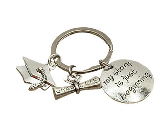 Llavero de graduación, Frase "Mi historia apenas comienza", Regalo de graduación personalizado para ella, Regalo para un nuevo comienzo, Regalo para graduados universitarios de 2026