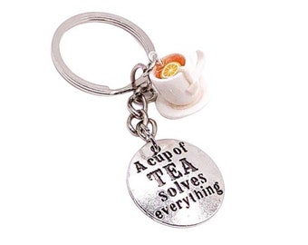 Llavero de taza de té, regalo para amantes del té, regalo bonito para ella, adicta al té, llavero único, la taza de té lo soluciona todo, regalo para amantes de la comida, regalo bonito para mamá
