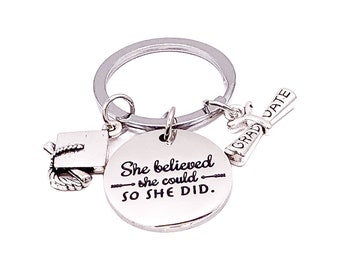 Llavero de graduación con la frase "Ella creyó que podía", regalo de graduación personalizado para ella, regalo de nuevo comienzo, regalo para graduada universitaria de 2026.