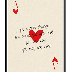 Könnte beinhalten: Ein gerahmter Druck mit weißem Hintergrund und schwarzem Rahmen. Der Druck zeigt ein rotes Herz und den Text "Du kannst die Karten, die du bekommst, nicht ändern, nur die Art und Weise, wie du die Hand spielst".