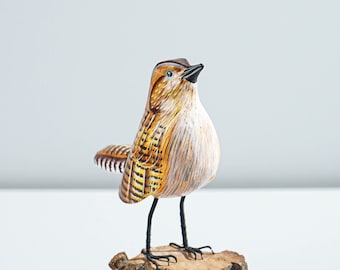Estatua de pájaro marrón, talla de madera pintada, pájaro de madera, decoración única, arte animal colorido, decorativo, regalo para ella.