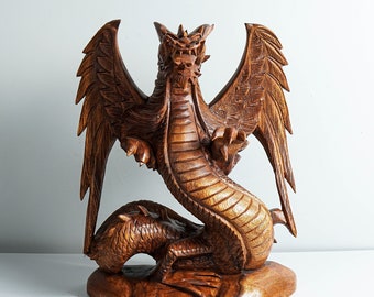 翼を広げた木製のドラゴン、ユニークなドラゴンの像、神秘的な動物