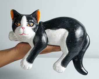 Figurine de chat noir et blanc, sculpture sur bois, belle statue de chat, ornement unique, figurine de chat peinte, décoration de maison, cadeau pour frère