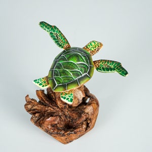 Sculpture de tortue verte, tortue de mer, sculpture sur bois, nautique, oeuvre d&#39;art, unique, figurine peinte à la main, décoration d&#39;automne, cadeau de Noël