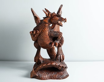 翼を広げた木製のドラゴン、ユニークなドラゴンの像、神秘的な 翼を広げた木製のドラゴン、ユニークなドラゴンの像、神秘的な